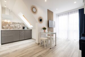 7 - Apartament z aneksem kuchennym i antresolą