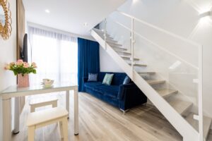 7 - Apartament z aneksem kuchennym i antresolą